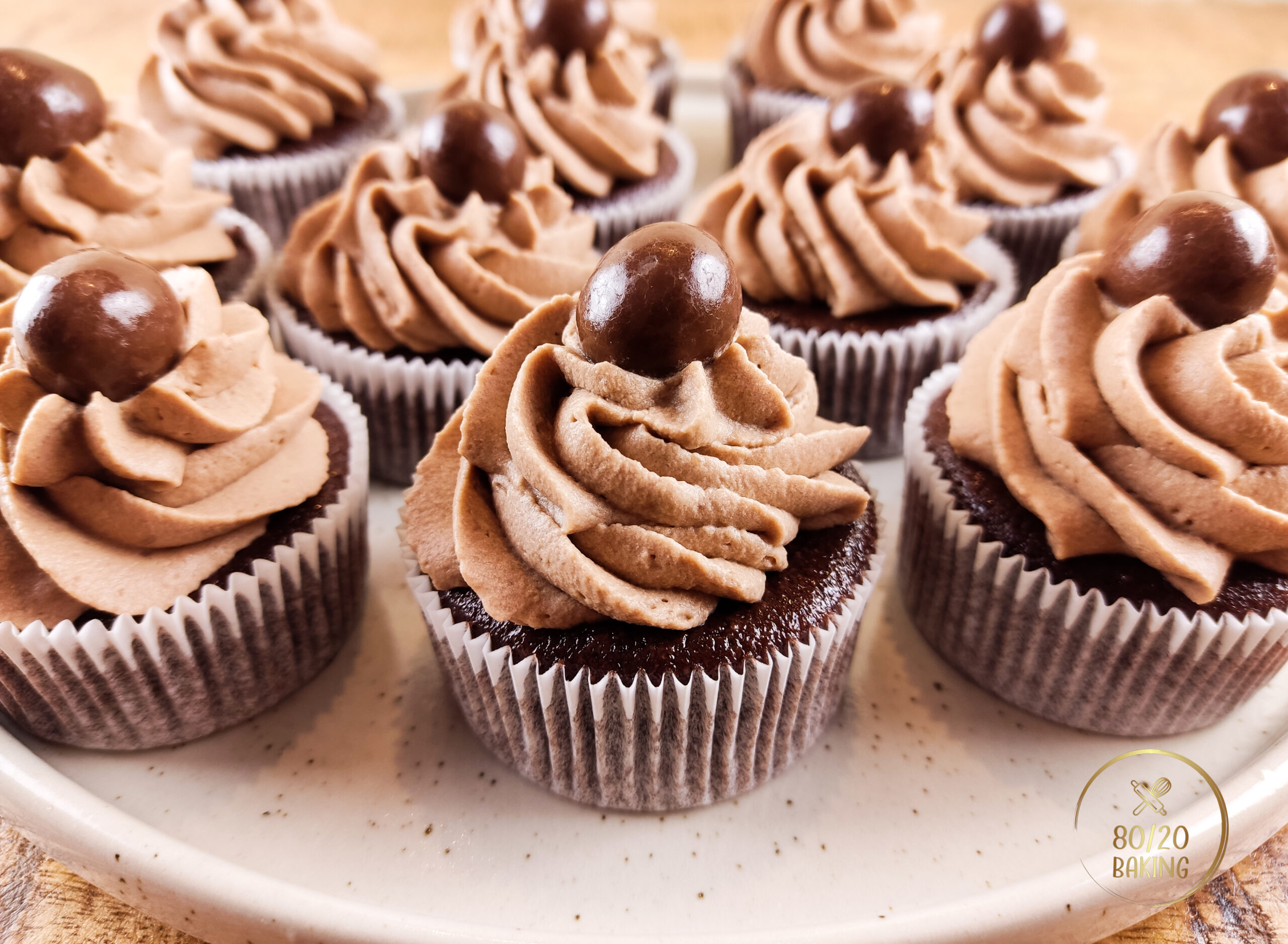 Ok, it really doesn´t get more chocolatey than this. These ganache-filled brownie cupcakes are a total chocolate overload!